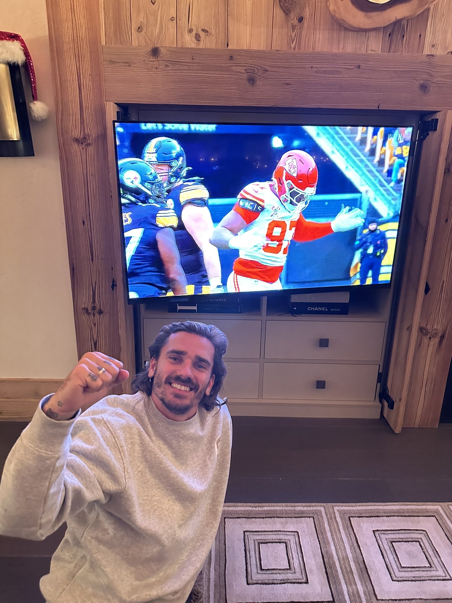圣誕宅家看橄欖球！格列茲曼社媒曬觀看NFL圣誕大戰(zhàn)的照片