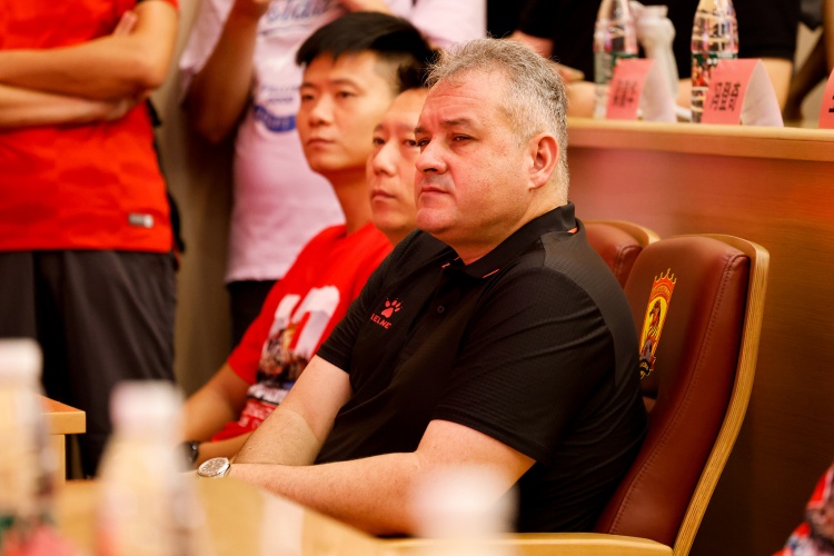 廣州隊董事長：強(qiáng)烈希望薩爾瓦多留任，但決定權(quán)在他那里